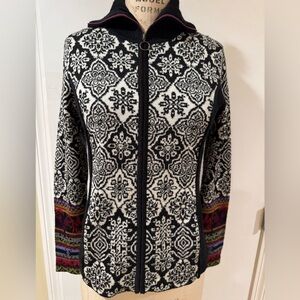 Icelandic Design Women's Black and White Patterned sweater size Small